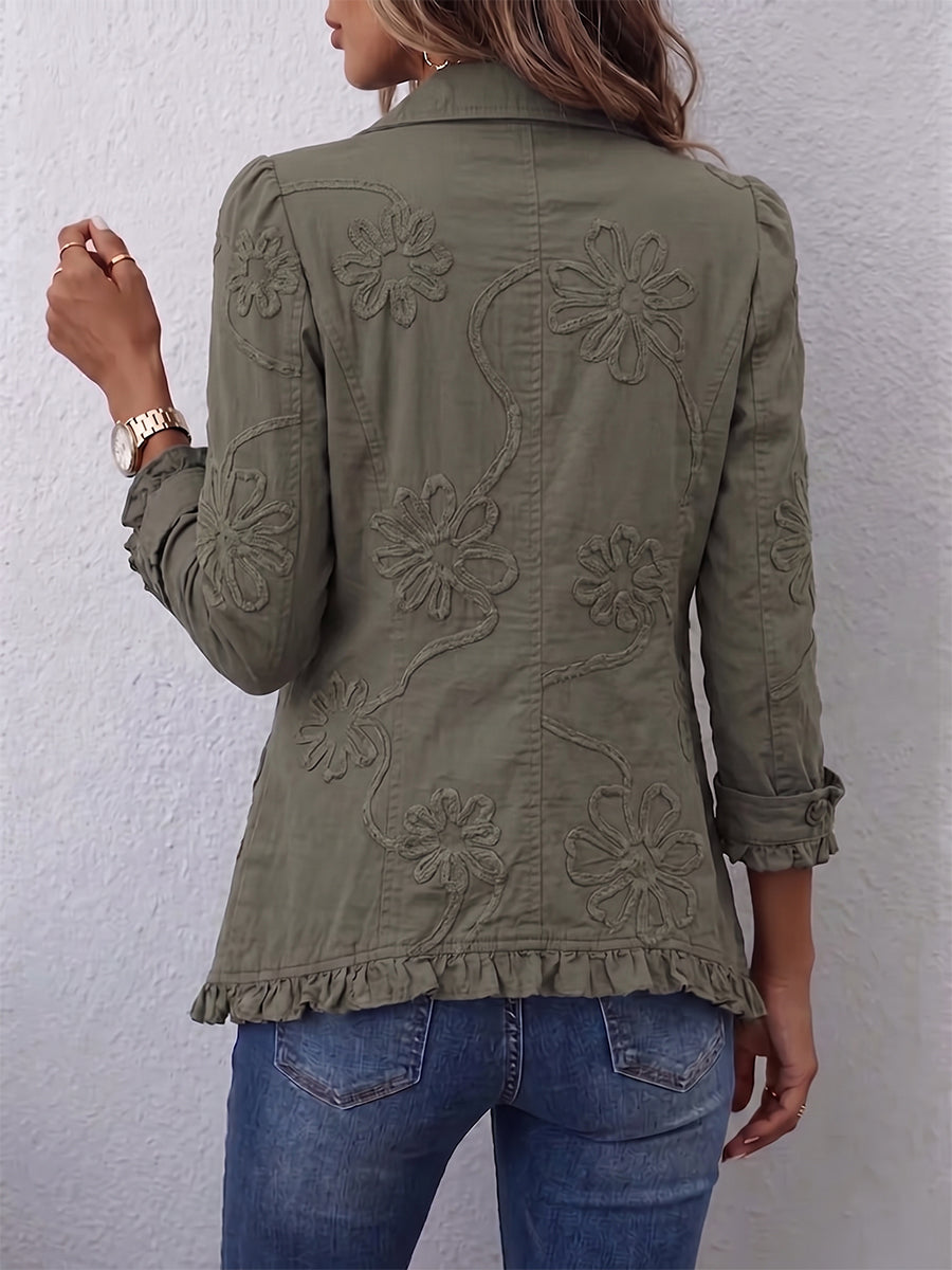 Boho-chic utilityjakke med blomsterbroderi og flæsekant