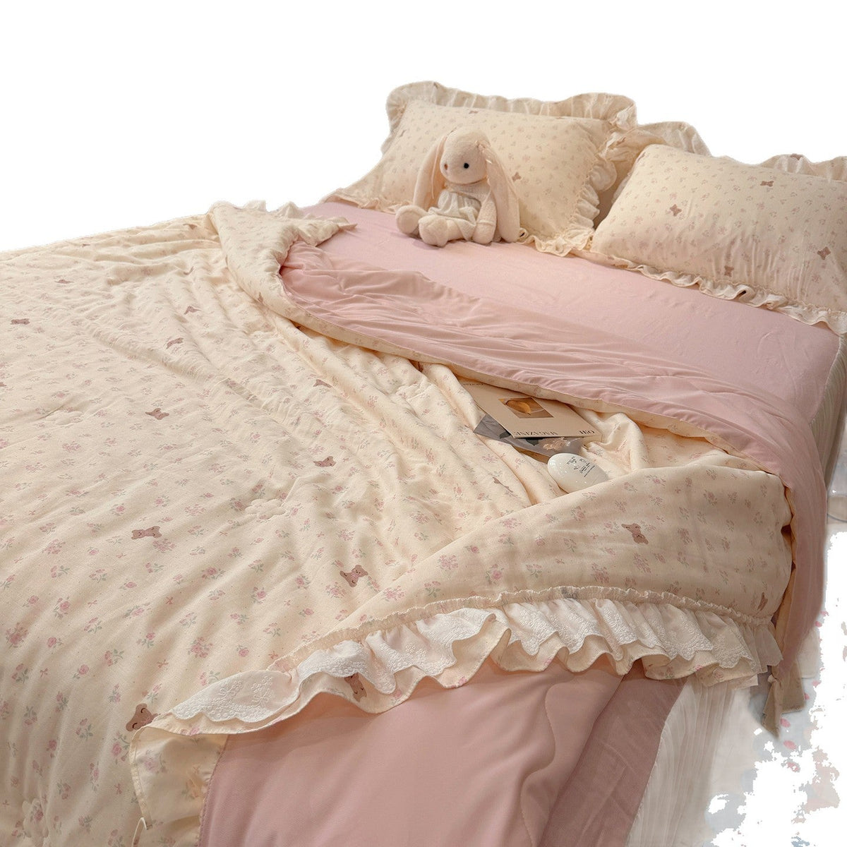 Sengesæt i bomuldsmusselin med patchwork, flæser og let quilt