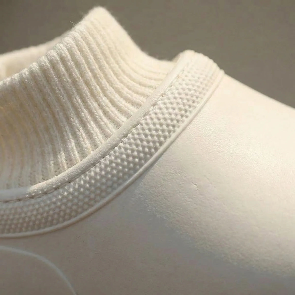 Slip-on-træsko med strikket manchet ved anklen