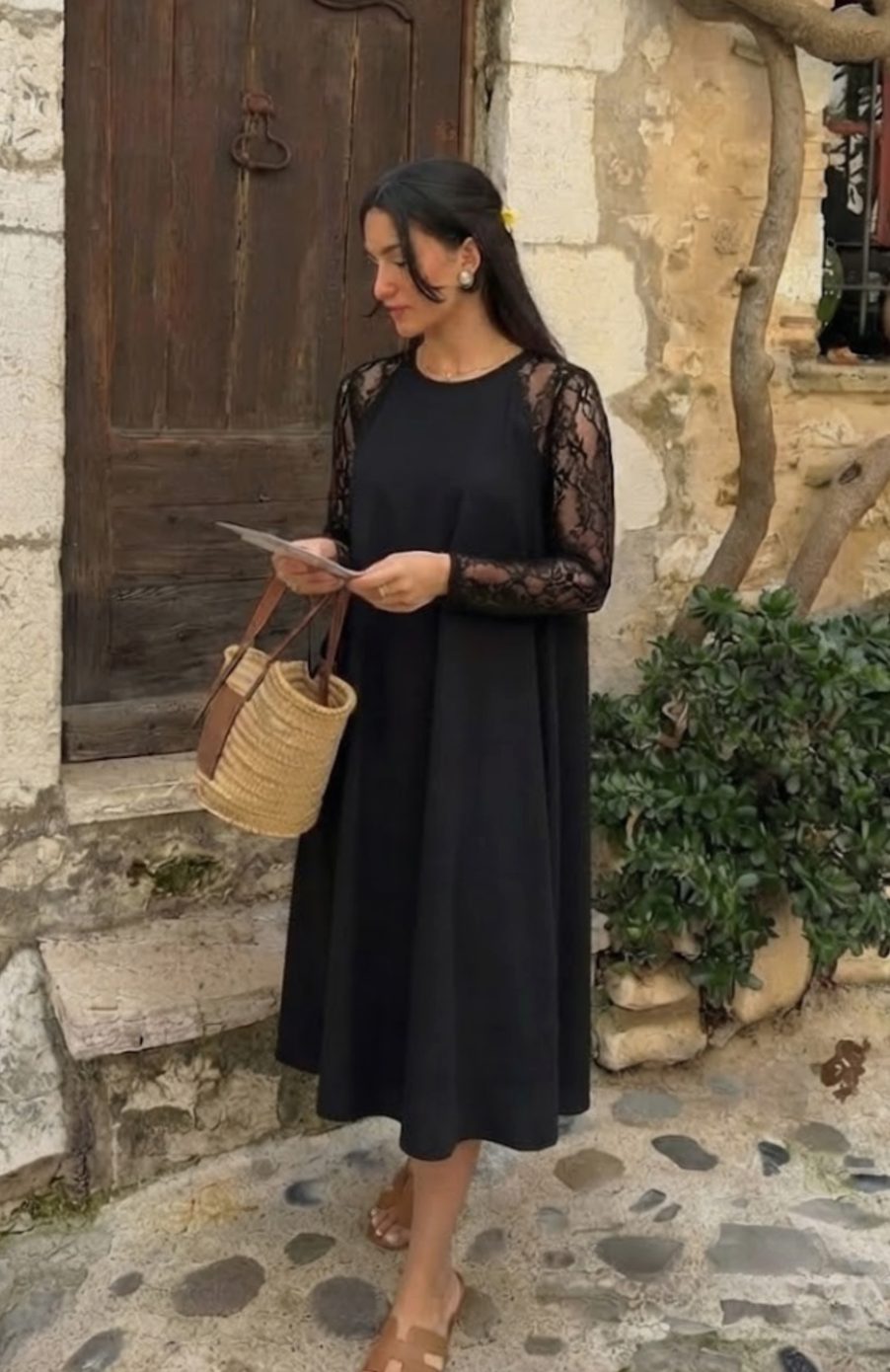 Γυναικείο εφαρμοστό κοκτέιλ φόρεμα μίντι με μανίκια από δαντέλα και πέπλουμ