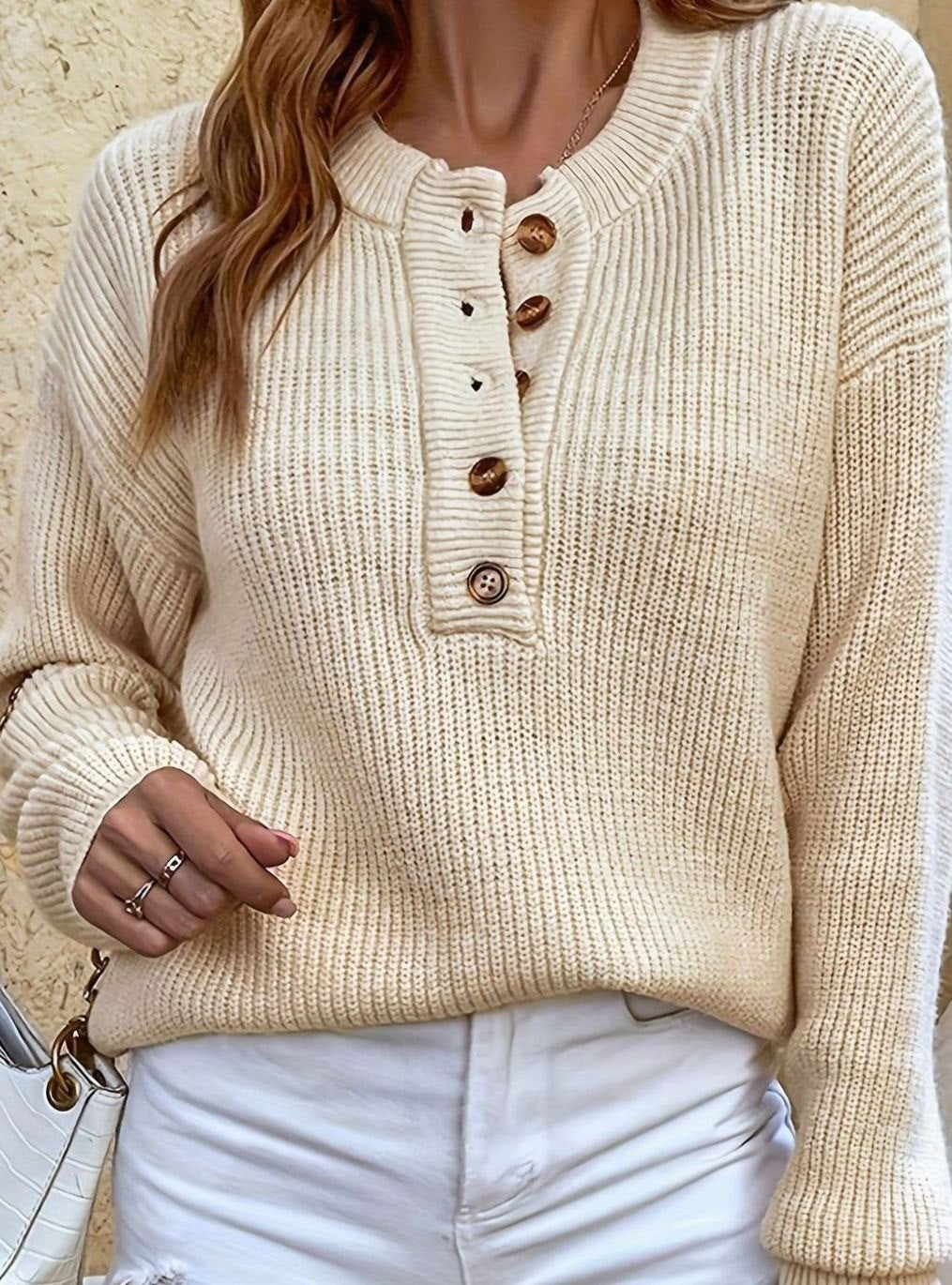 Damesweater i ribstrik med Henley-knaplukning ved halsen