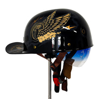 Motocyklová helma ve stylu baseballové čepice