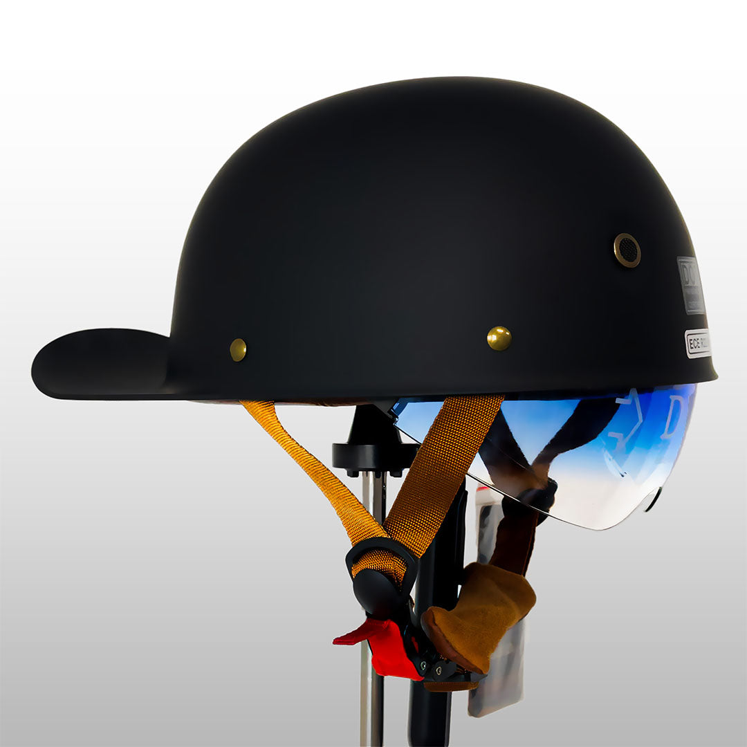 Motocyklová helma ve stylu baseballové čepice