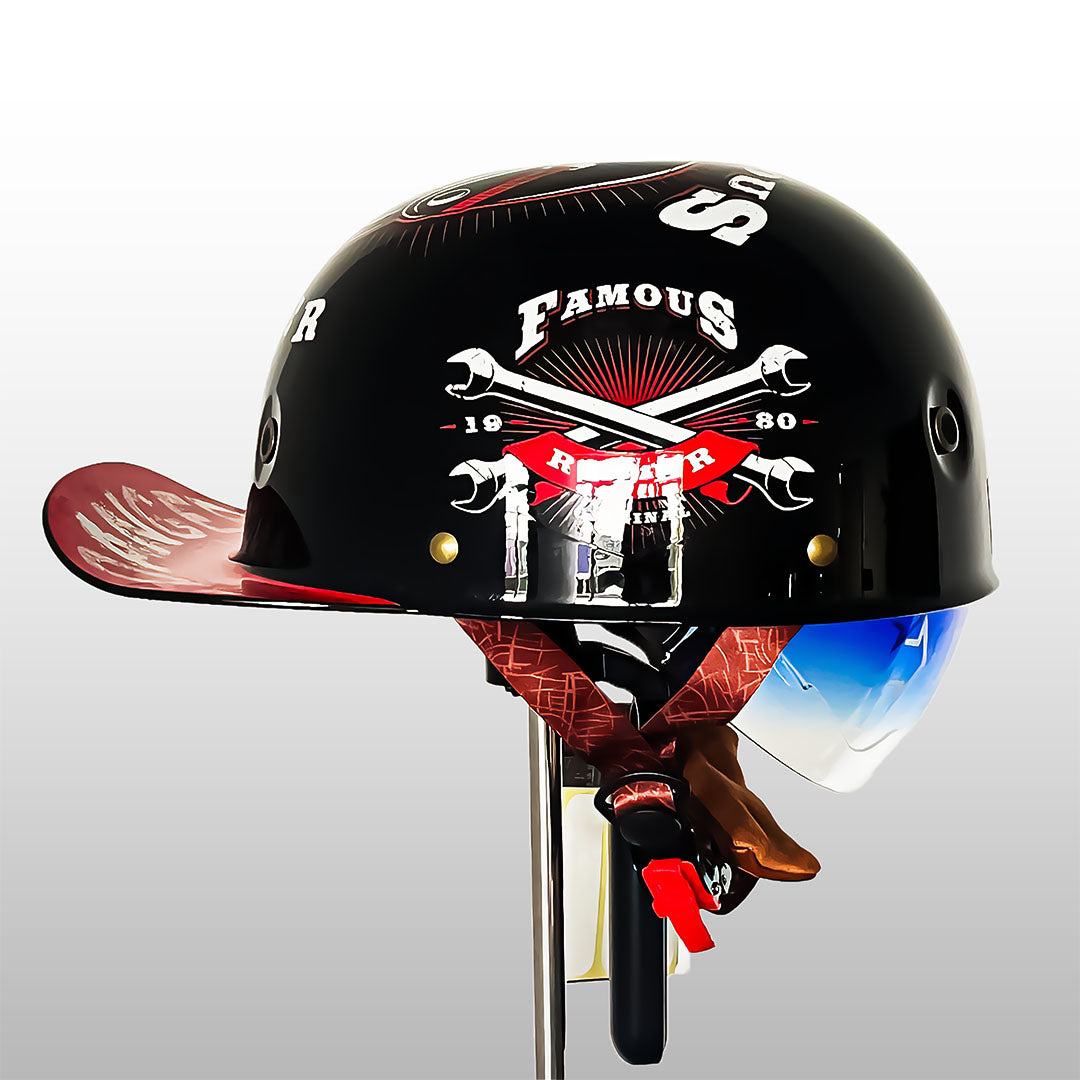 Motocyklová helma ve stylu baseballové čepice