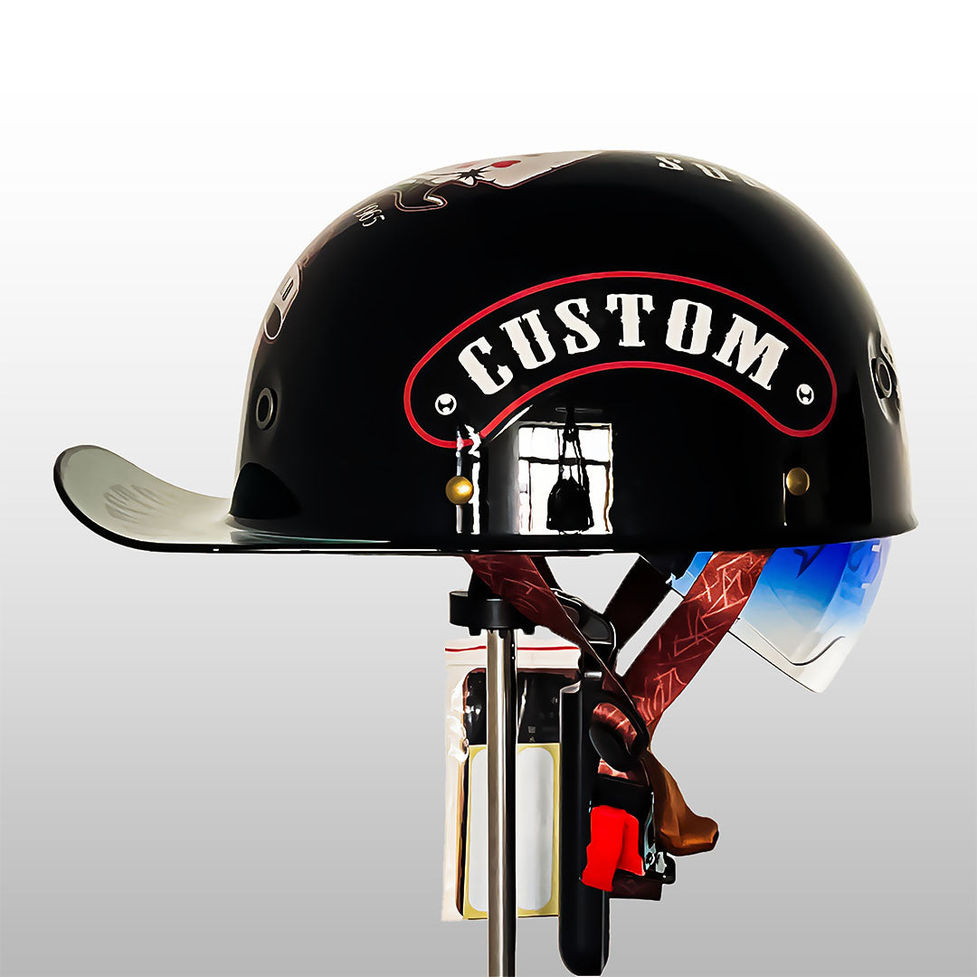 Motocyklová helma ve stylu baseballové čepice