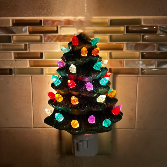 LED nočné svetlo v tvare vianočného stromčeka