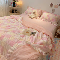 Sengesæt i bomuldsmusselin med patchwork, flæser og let quilt