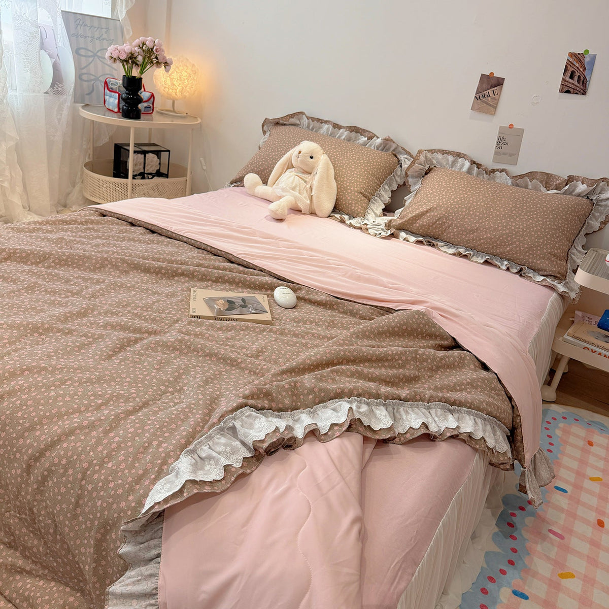 Sengesæt i bomuldsmusselin med patchwork, flæser og let quilt