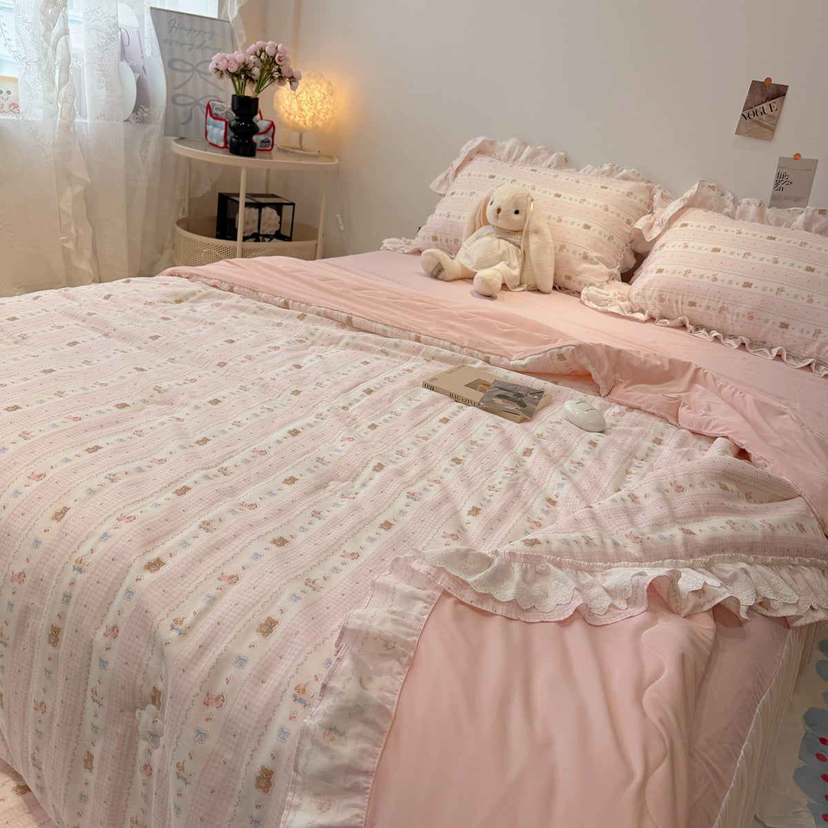 Sengesæt i bomuldsmusselin med patchwork, flæser og let quilt