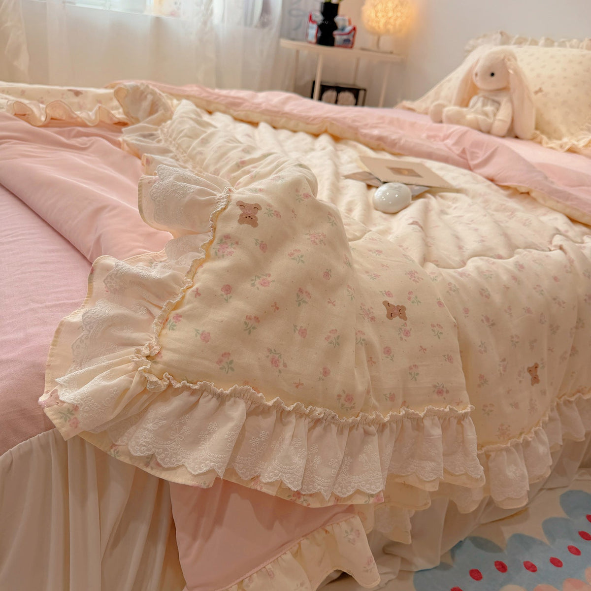 Sengesæt i bomuldsmusselin med patchwork, flæser og let quilt