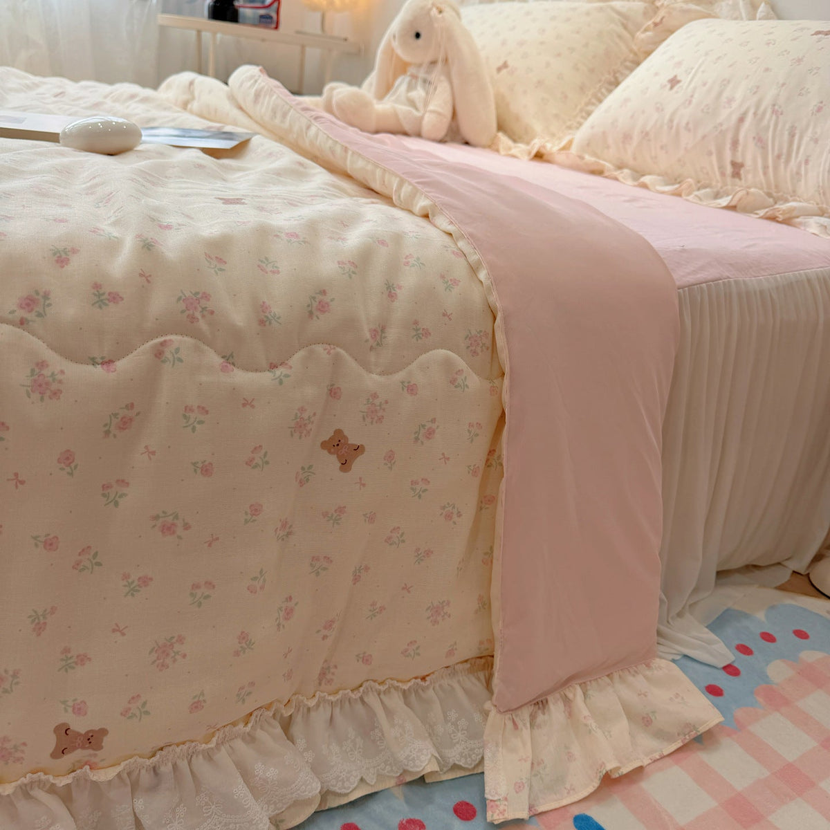 Sengesæt i bomuldsmusselin med patchwork, flæser og let quilt