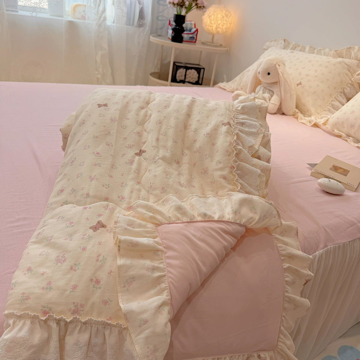 Sengesæt i bomuldsmusselin med patchwork, flæser og let quilt