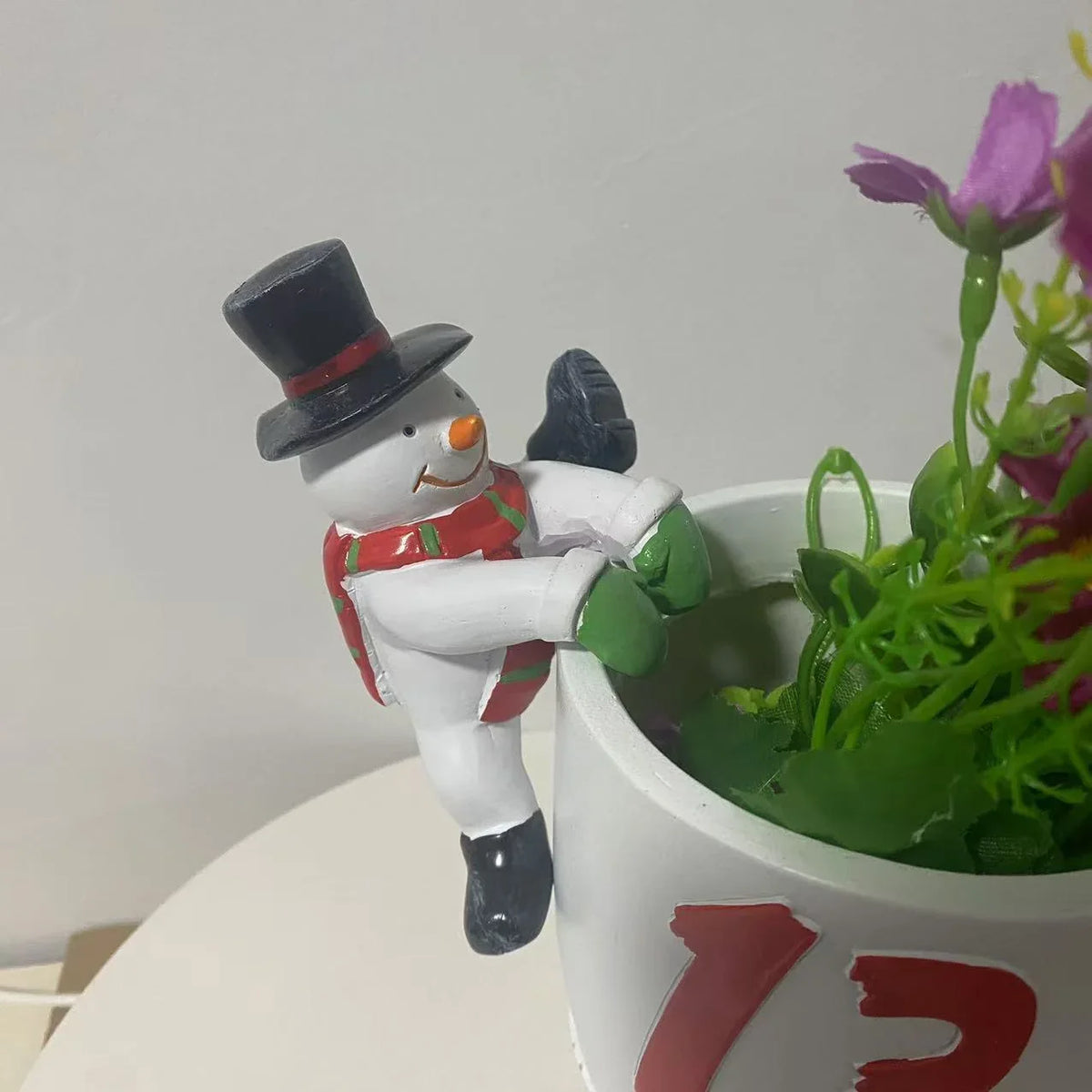Dekorativ snemand som festlig plantepynt