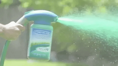 Tekutá trávníková směs Hydro Mousse ve spreji pro opravu holých míst a ploch s vysokým provozem