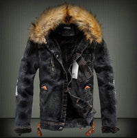 Ανδρικό τζιν τζάκετ τύπου trucker με επένδυση από teddy fleece, κουκούλα από συνθετική γούνα και distressed λεπτομέρειες