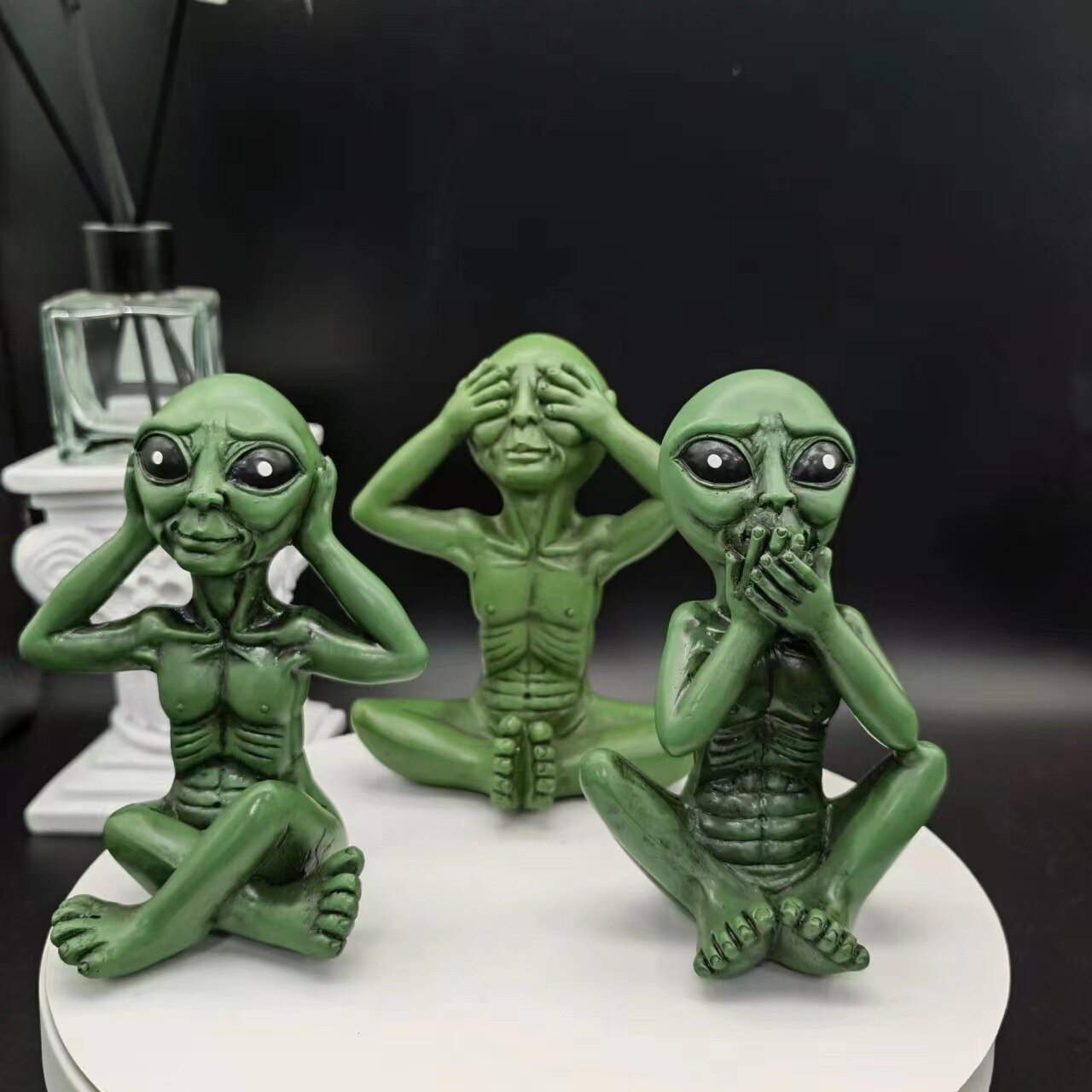 Nokmo | Alien Statue Made of Resin for Garden & Outdoor Area