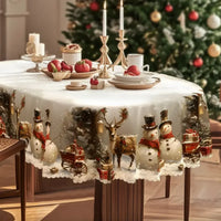 Rektangulær juledug med snemand- og rensdyrprint samt bølget blondekant