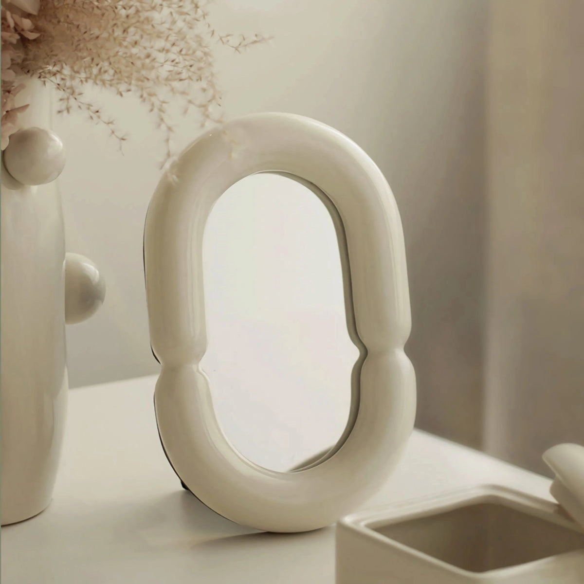 SerenaShape – Elegant ovalt spejl med skulpturel form