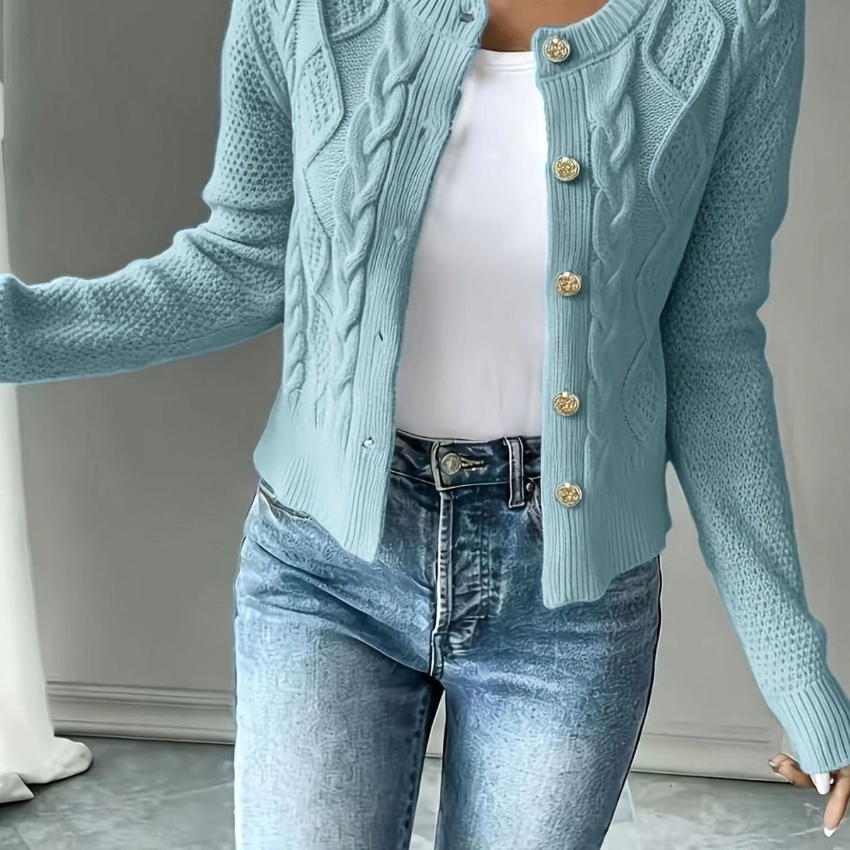 Kort cardigan til kvinder i kabelstrik med knapper foran