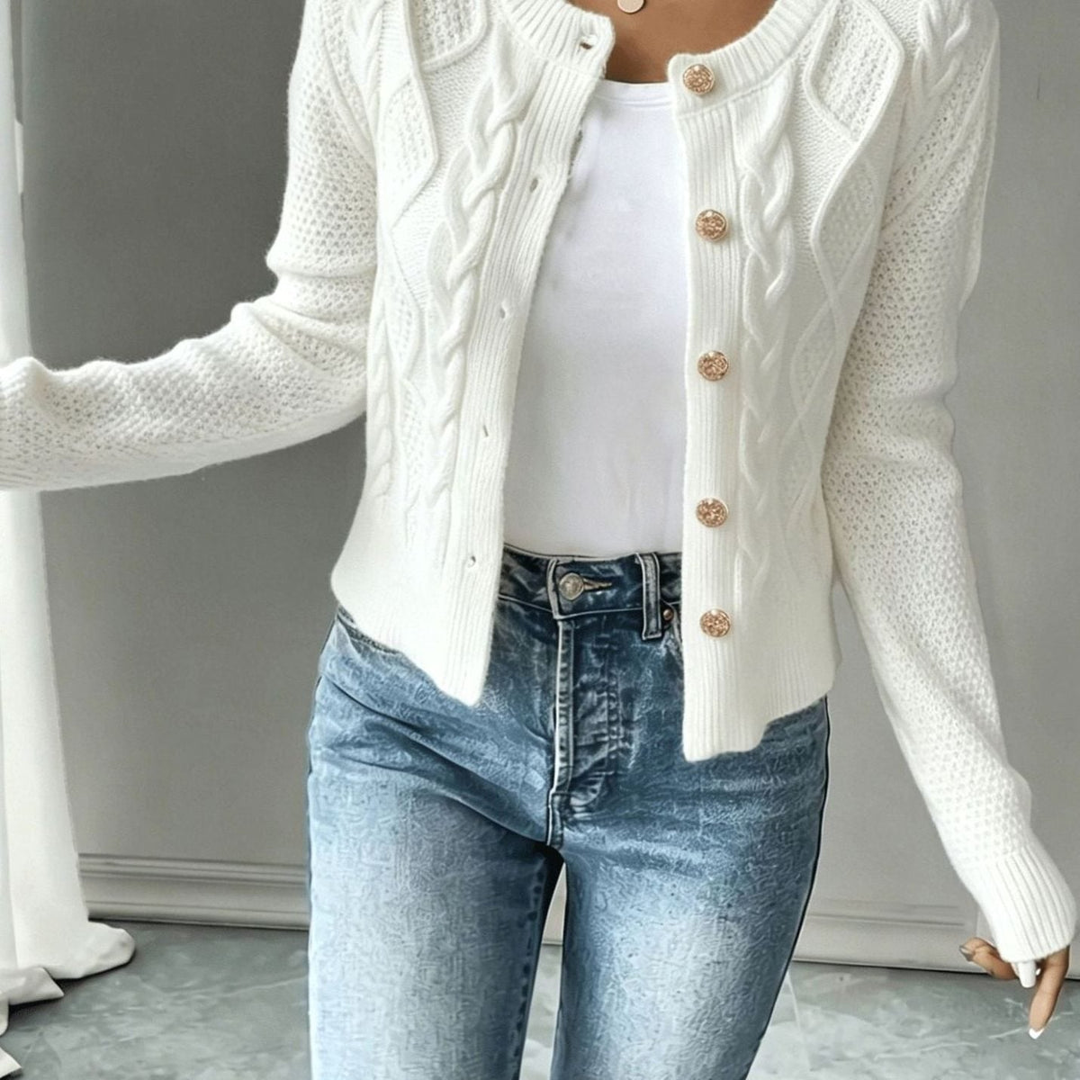 Kort cardigan til kvinder i kabelstrik med knapper foran