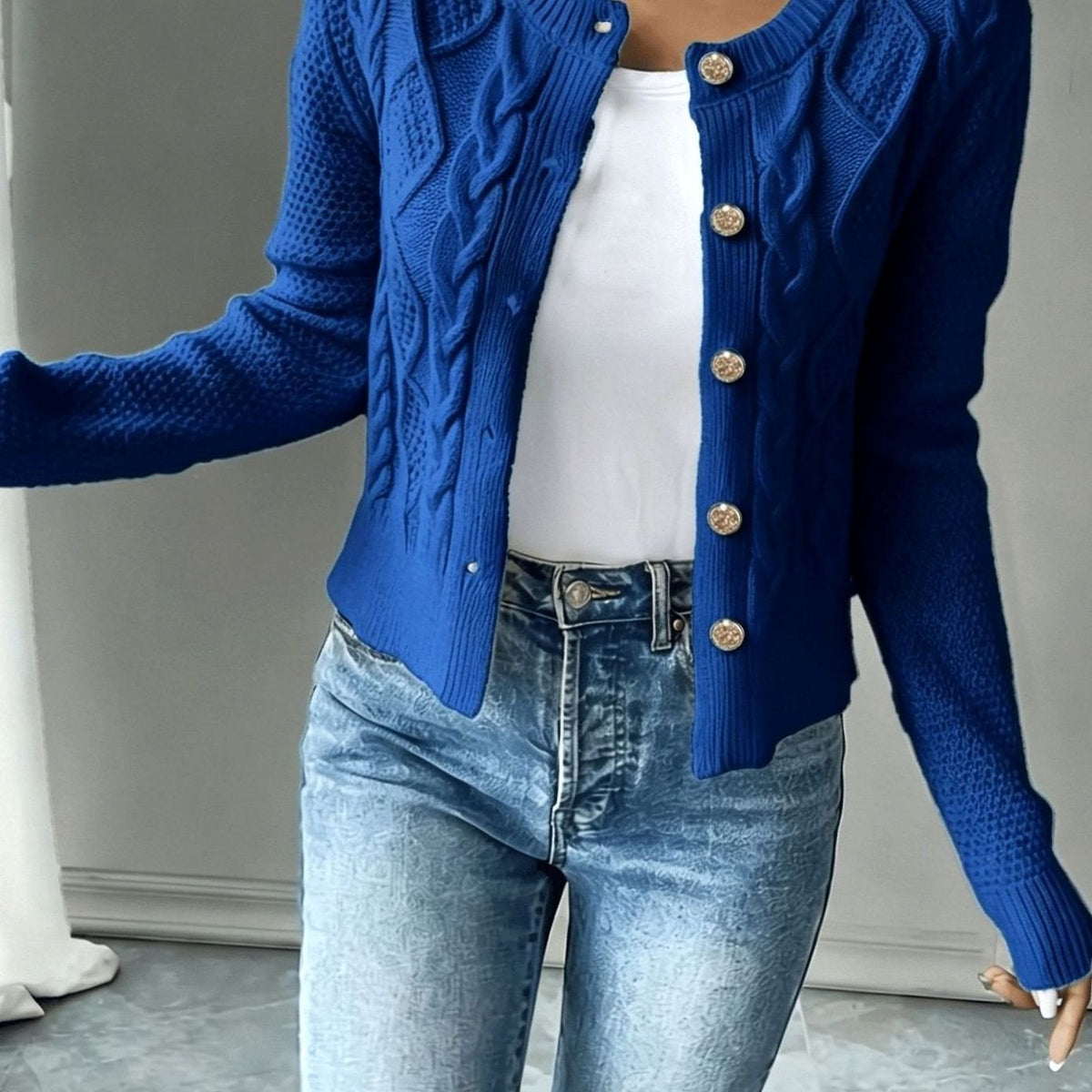 Kort cardigan til kvinder i kabelstrik med knapper foran
