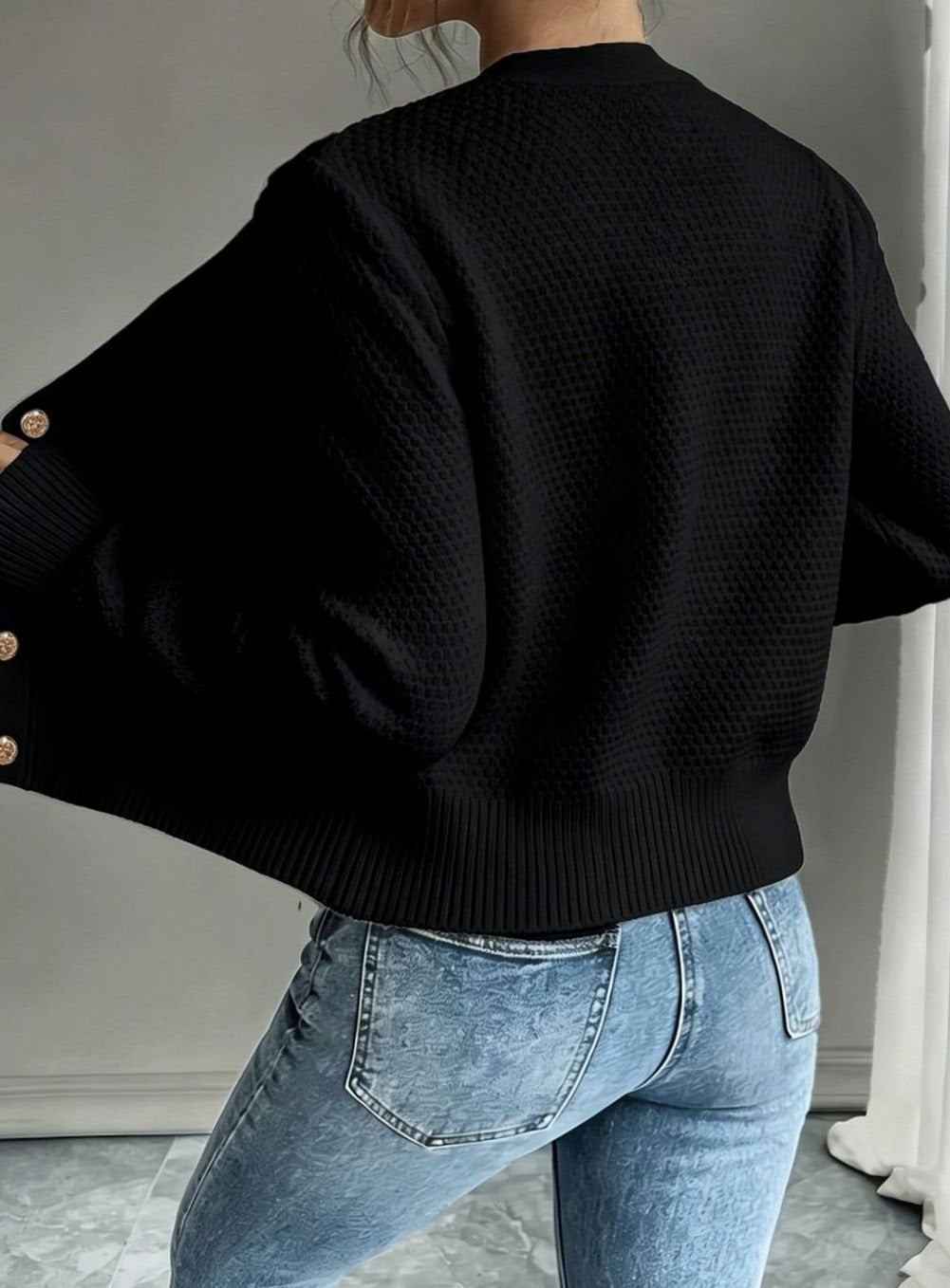 Kort cardigan til kvinder i kabelstrik med knapper foran