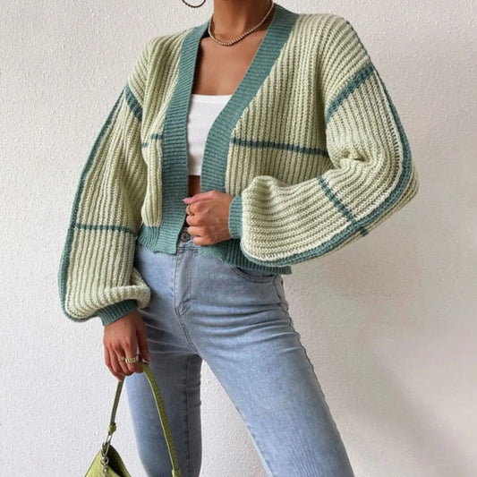 Kort chunky cardigan i strik til kvinder med åben front og ballonærmer