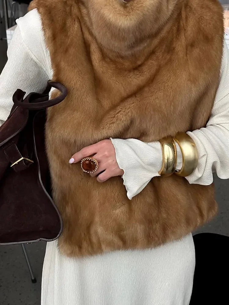 Dámská elegantní vesta s rolákem z nadýchané umělé kožešiny - jednobarevný zkrácený zimní top bez rukávů