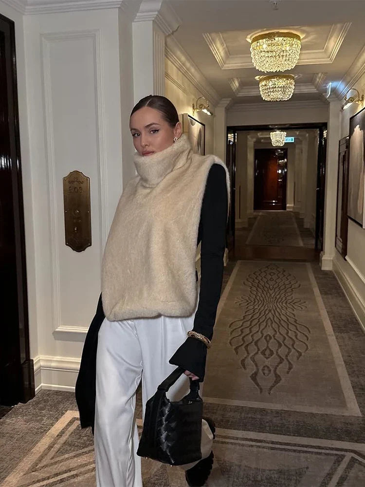 Dámská elegantní vesta s rolákem z nadýchané umělé kožešiny - jednobarevný zkrácený zimní top bez rukávů