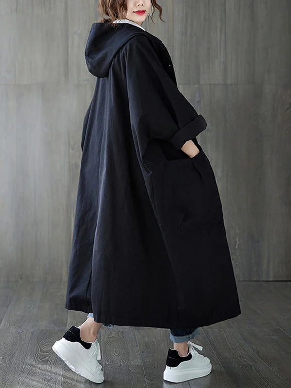 Lang trenchcoat til kvinder med hætte - elegant regnjakke med flot snit