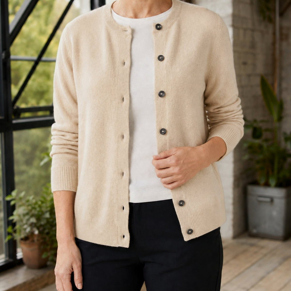 Strikket cardigan med rund hals og knapper til kvinder