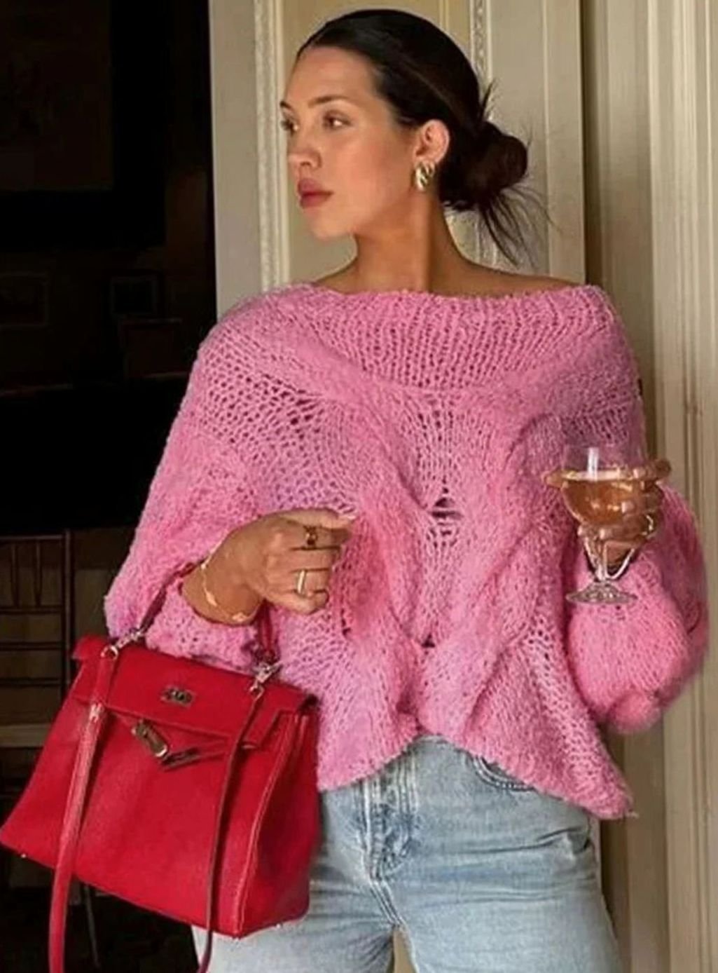 Dames afslappet pullover i løs strik med bare skuldre