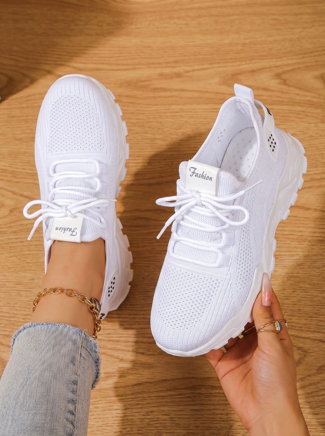 Dámske ortopedické tenisky zo sieťoviny so šnurovaním a robustnou podrážkou