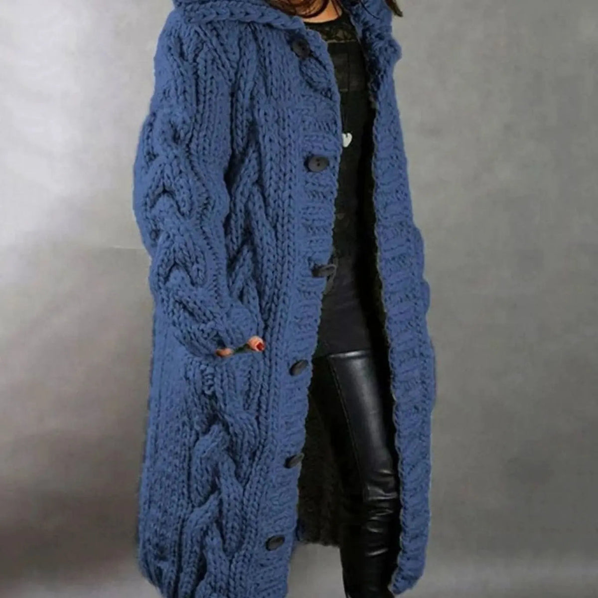 Dames oversized cardigan i kabelstrik med hætte og knaplukning