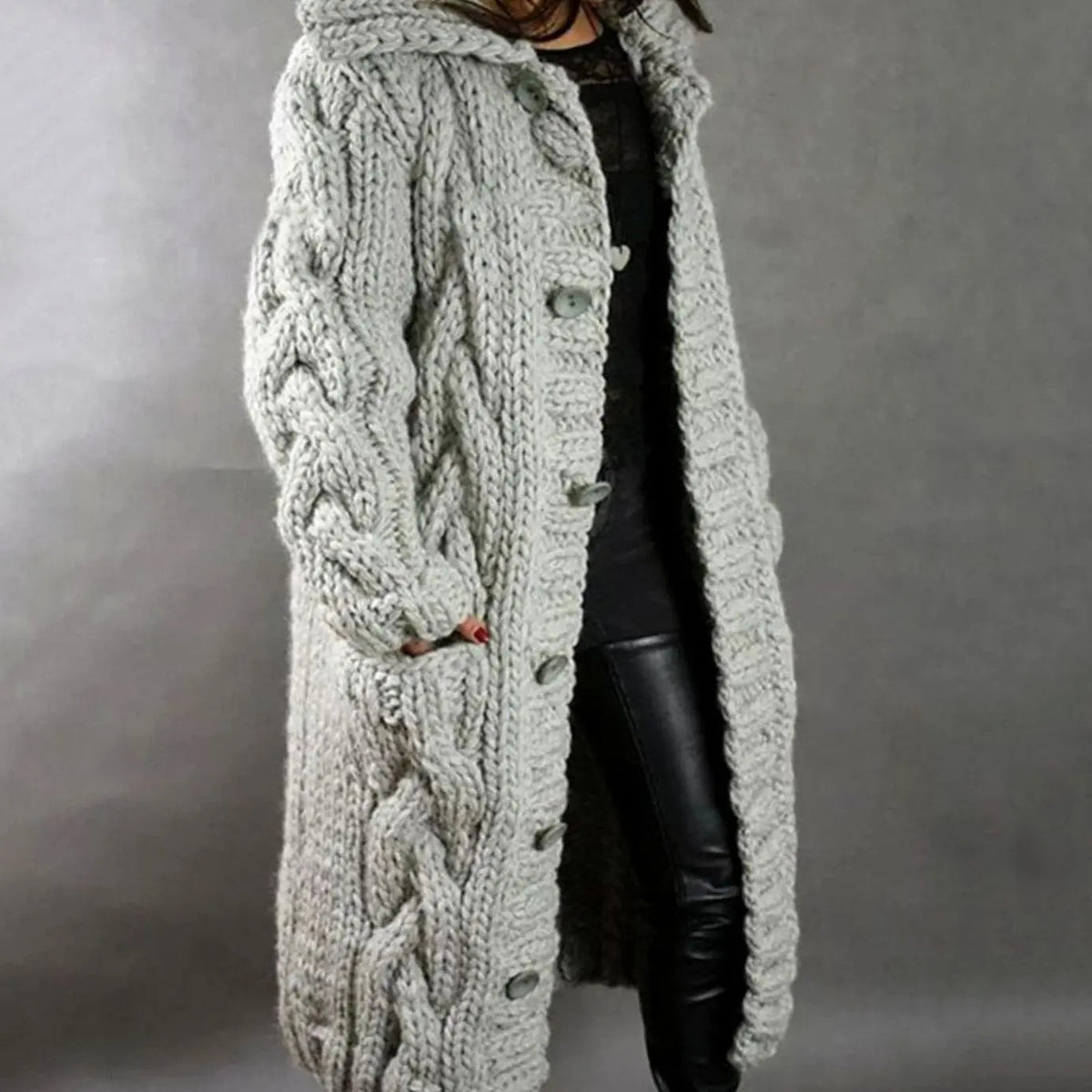 Dames oversized cardigan i kabelstrik med hætte og knaplukning