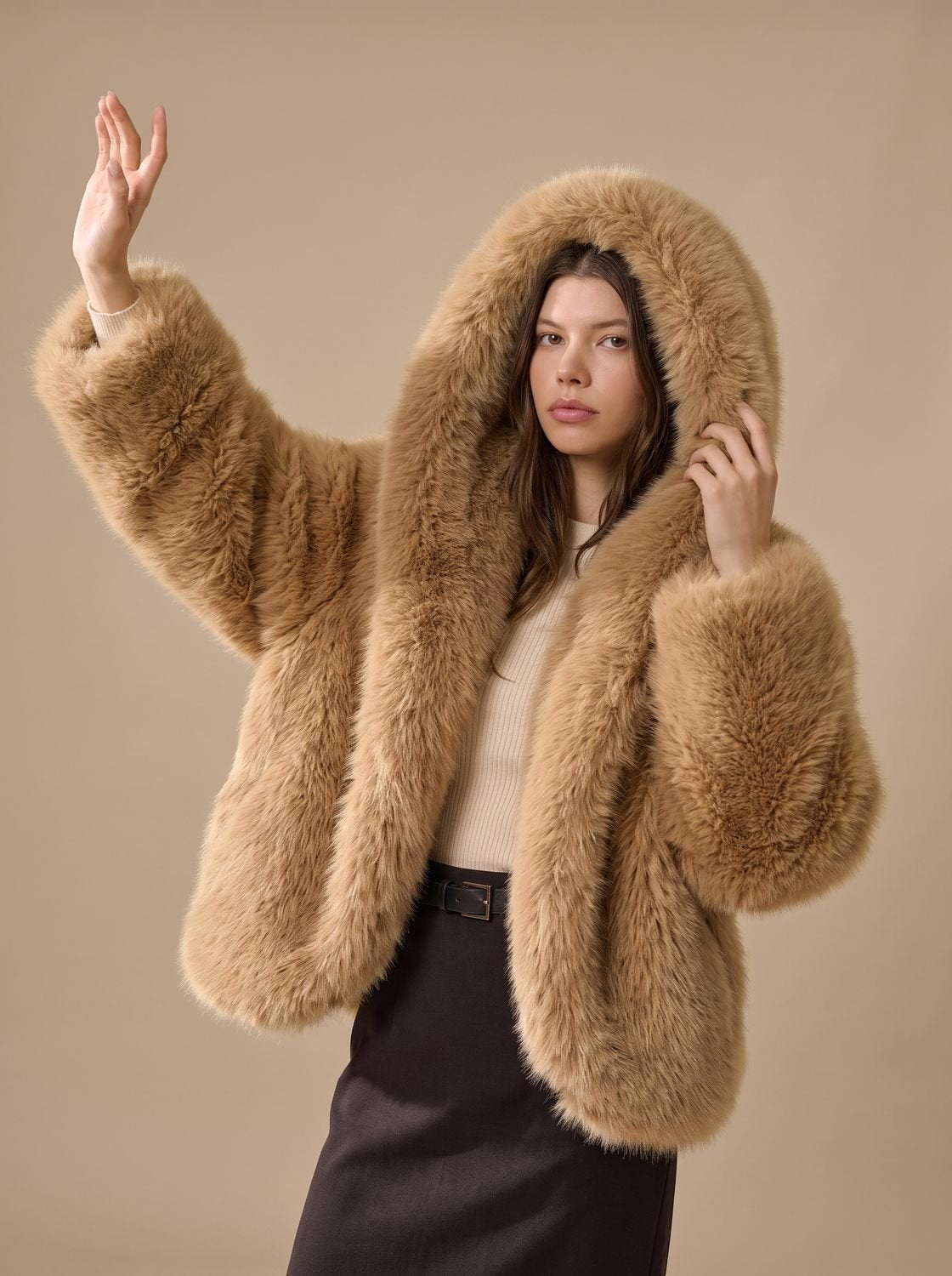 Γυναικείο oversized μακρύ χειμερινό παλτό με κουκούλα, από συνθετική γούνα και μακριά μανίκια