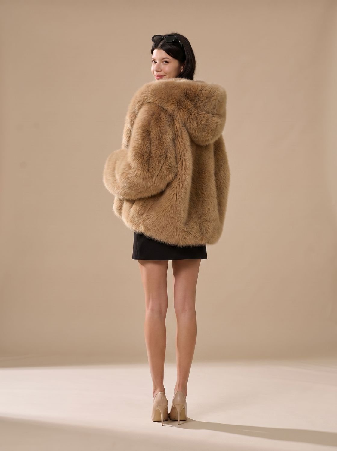 Γυναικείο oversized μακρύ χειμερινό παλτό με κουκούλα, από συνθετική γούνα και μακριά μανίκια
