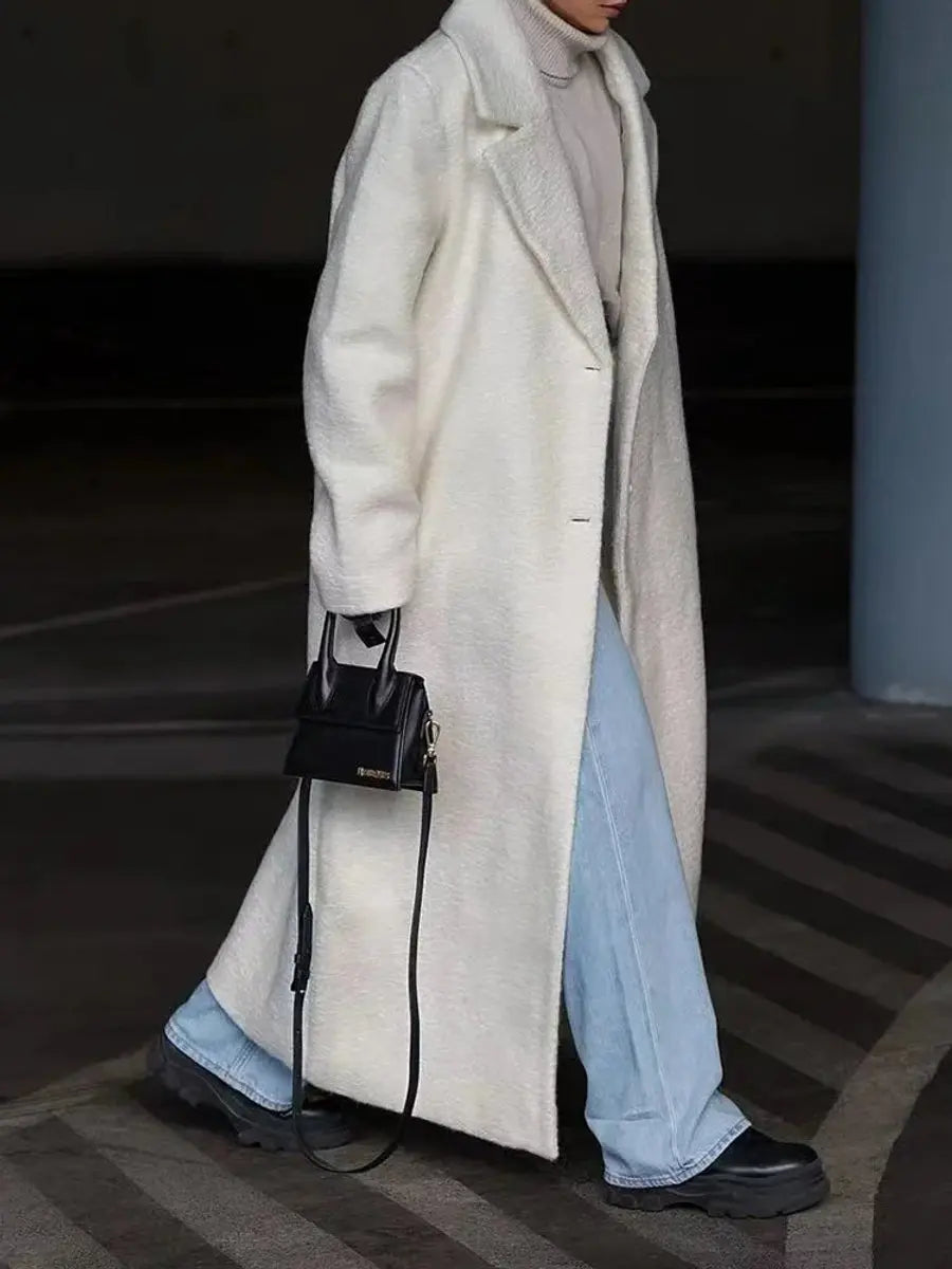 Lang uldlignende frakke til kvinder med oversized revers og enkeltknaplukning