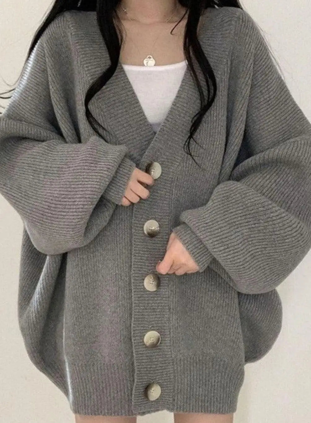 Dámský oversize zimní kardigan z žebrovaného úpletu se zapínáním na knoflíky a nabíranými rukávy
