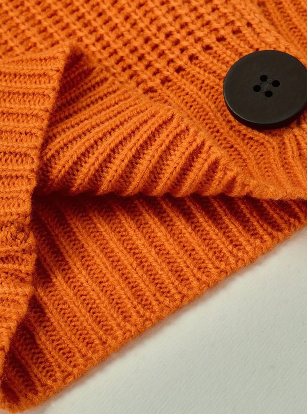Strikket sweater til kvinder i afslappet pasform med ribstruktur og fold-over-krave