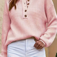 Damesweater i ribstrik med Henley-knaplukning ved halsen