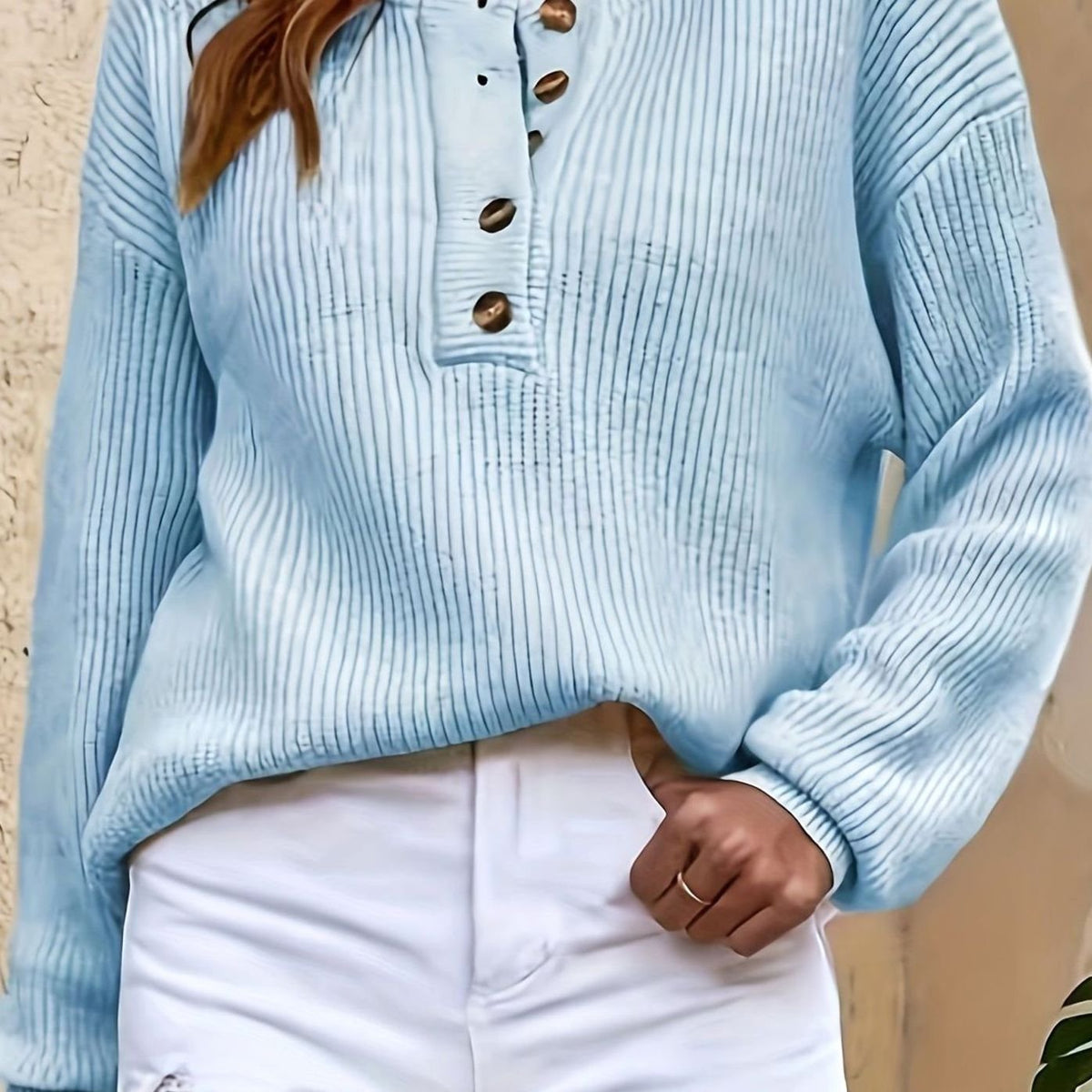 Damesweater i ribstrik med Henley-knaplukning ved halsen