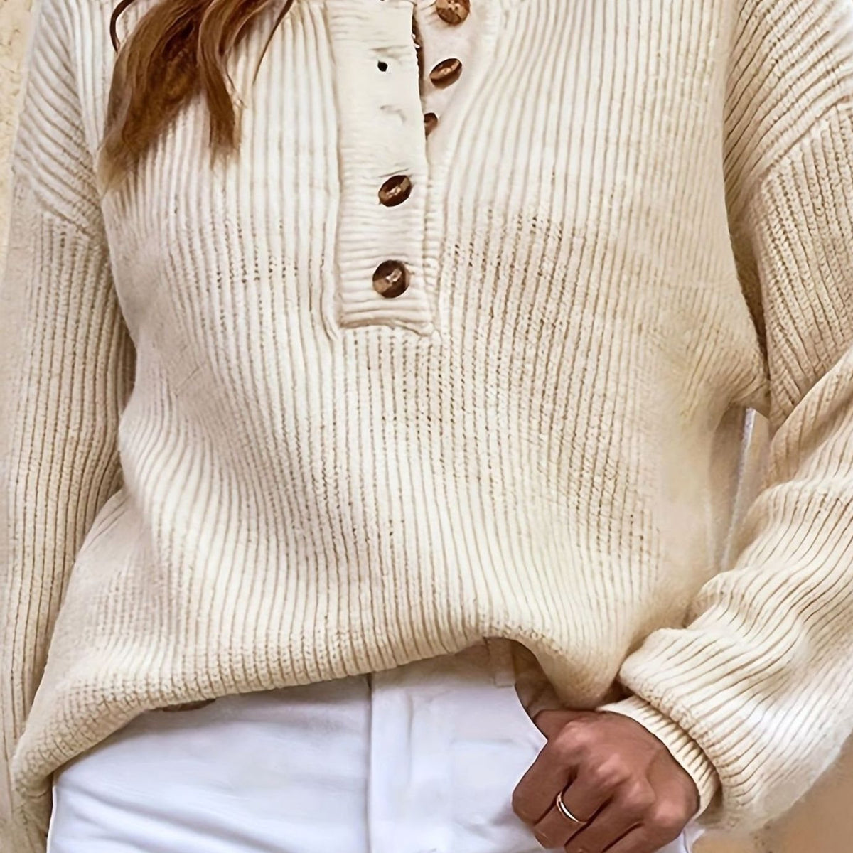 Damesweater i ribstrik med Henley-knaplukning ved halsen