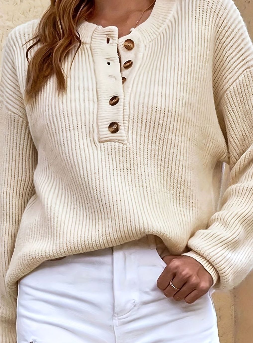 Damesweater i ribstrik med Henley-knaplukning ved halsen