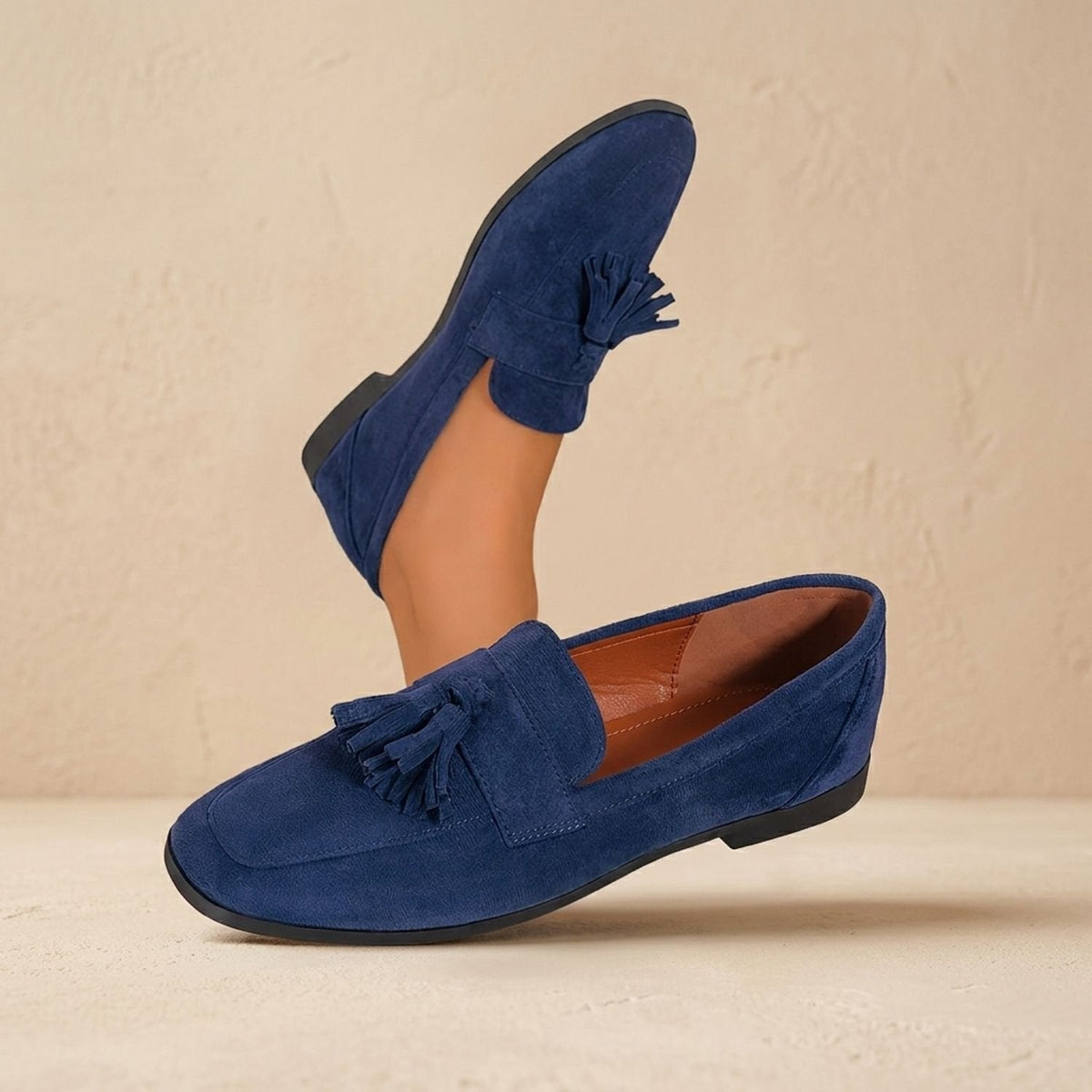 Flade slip-on-loafers til kvinder i ruskind med kvaster