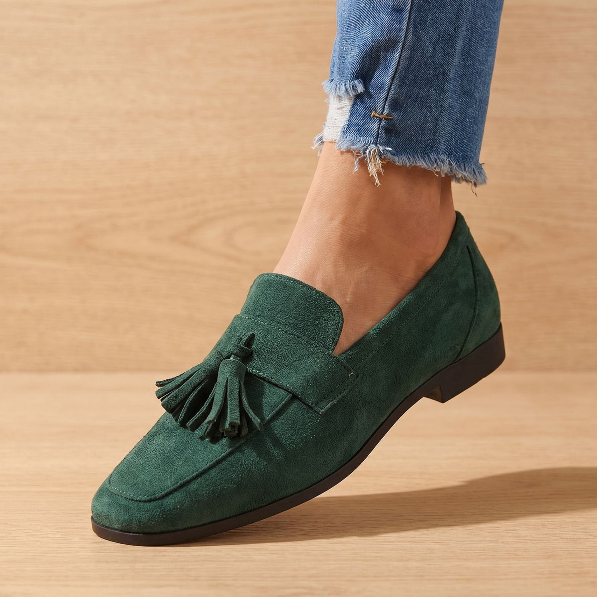 Flade slip-on-loafers til kvinder i ruskind med kvaster