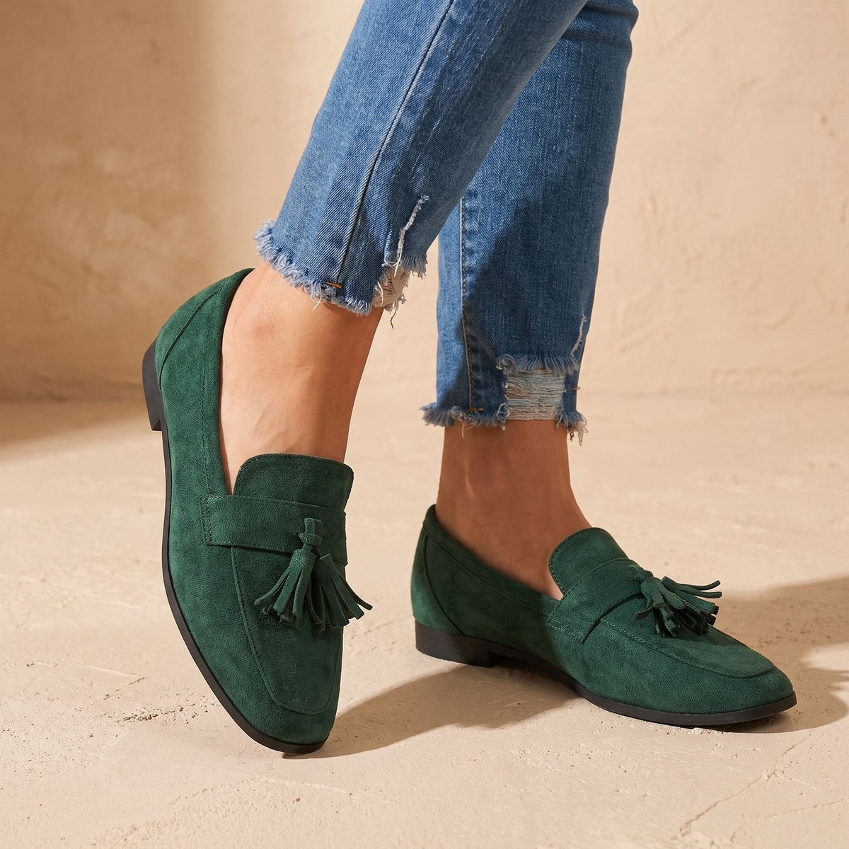 Flade slip-on-loafers til kvinder i ruskind med kvaster