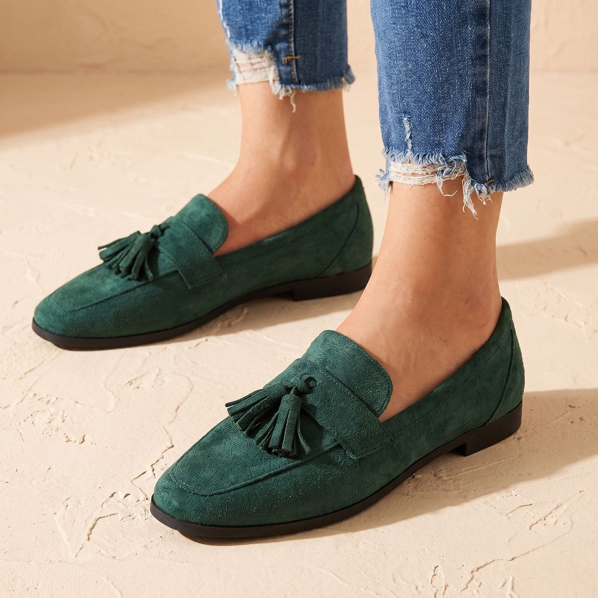 Flade slip-on-loafers til kvinder i ruskind med kvaster