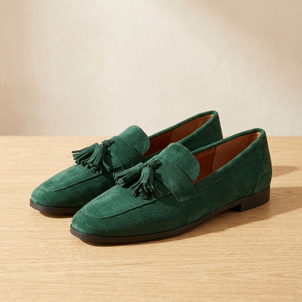 Flade slip-on-loafers til kvinder i ruskind med kvaster